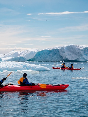 Seekajakfahrt zwischen Eisschollen in der Arktis – Poseidon Expeditions