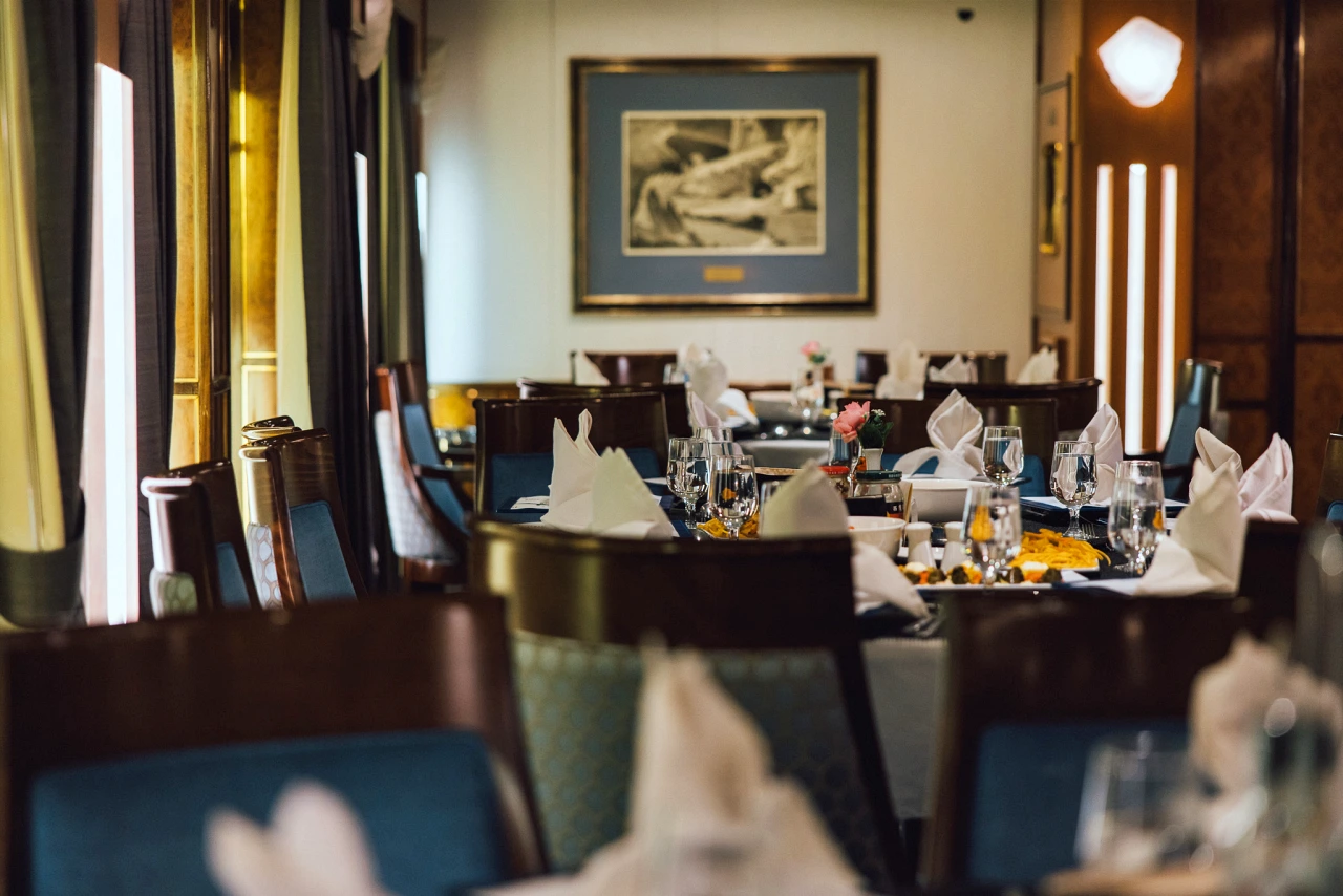 ML-Poseidon-Expeditions-Kreuzfahrt-Speisesaal